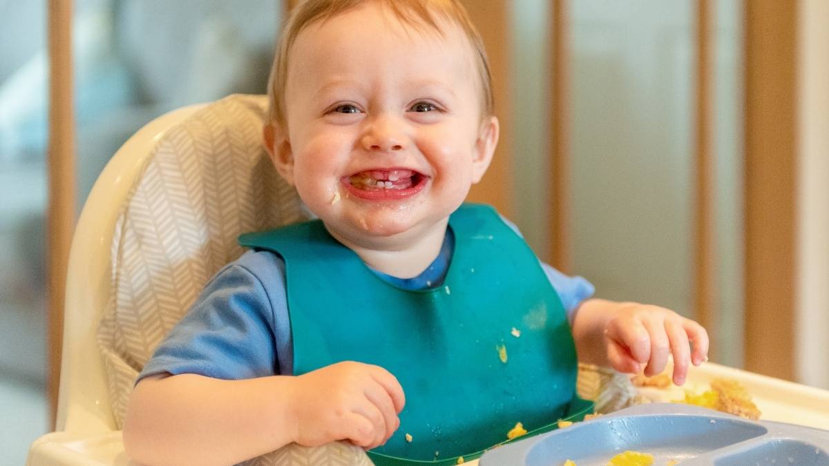 A happy baby led-weaning solid food