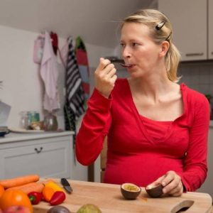 a pregnant mother eating fruits routine