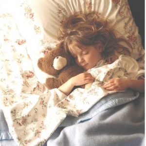 a preschooler sleeps with a teddy bear