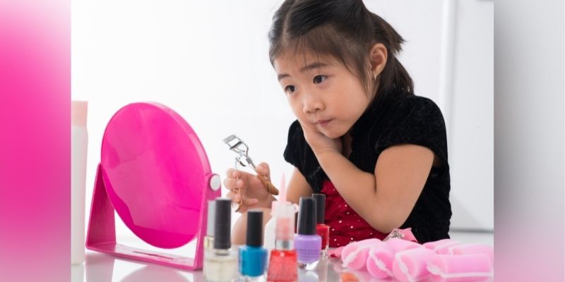 kid putting on her makeup