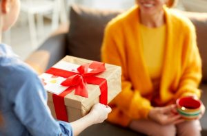 give the best gifts for new moms