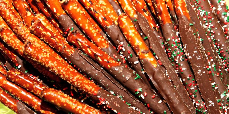 homemade christmas gift idea-chocolate-coated pretzels
